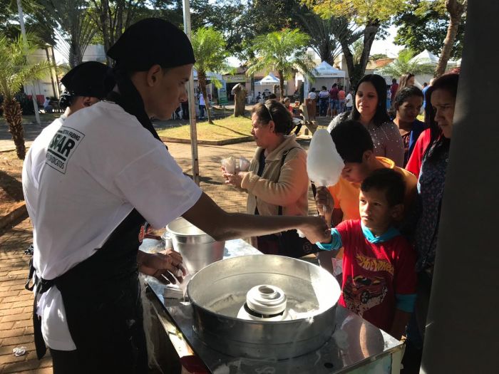 FAMÍLIA NA PRAÇA REÚNE CENTENAS DE PESSOAS.